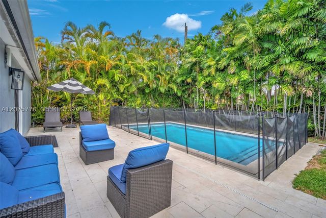 907 NE 5th St, Hallandale Beach, FL 33009