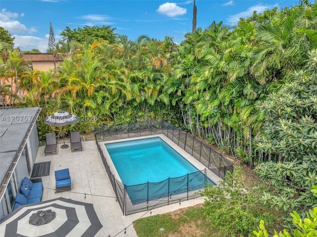 907 NE 5th St, Hallandale Beach, FL 33009