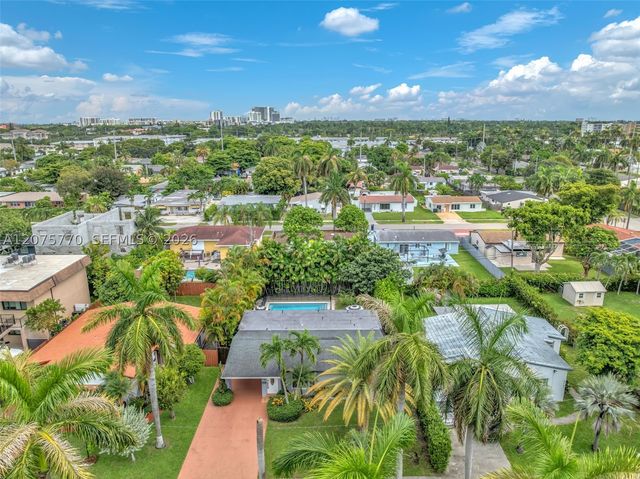 907 NE 5th St, Hallandale Beach, FL 33009