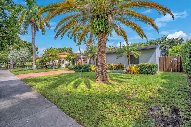 907 NE 5th St, Hallandale Beach, FL 33009