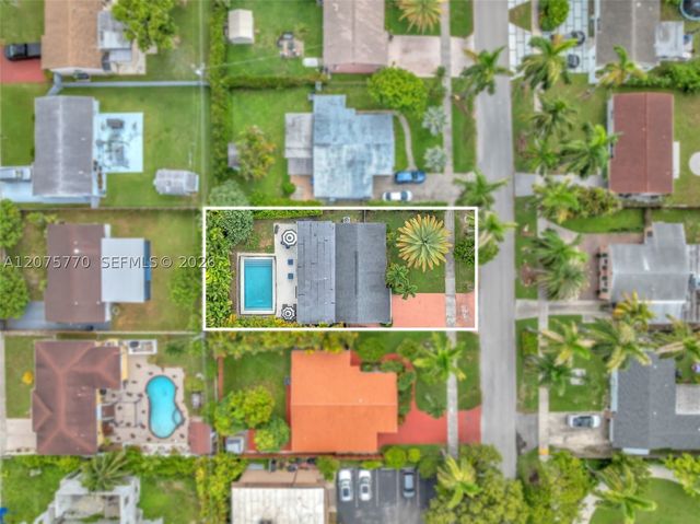907 NE 5th St, Hallandale Beach, FL 33009