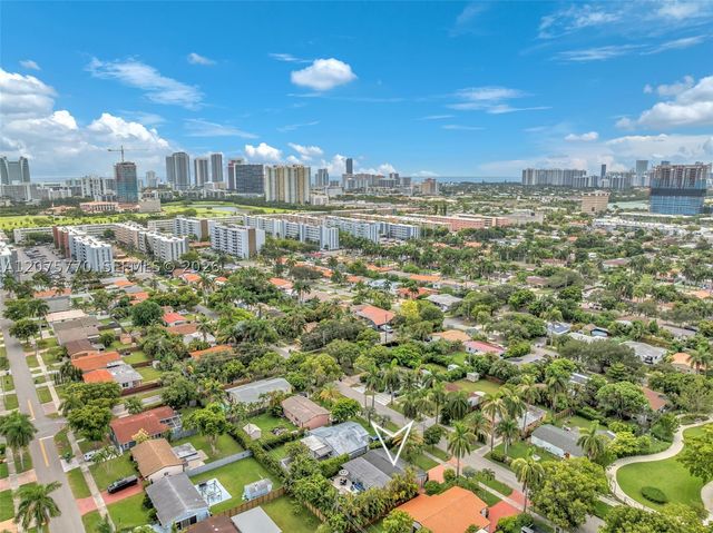 907 NE 5th St, Hallandale Beach, FL 33009