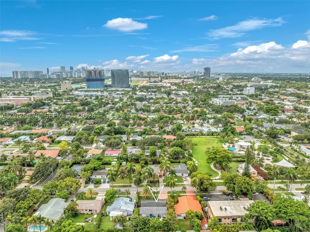 907 NE 5th St, Hallandale Beach, FL 33009