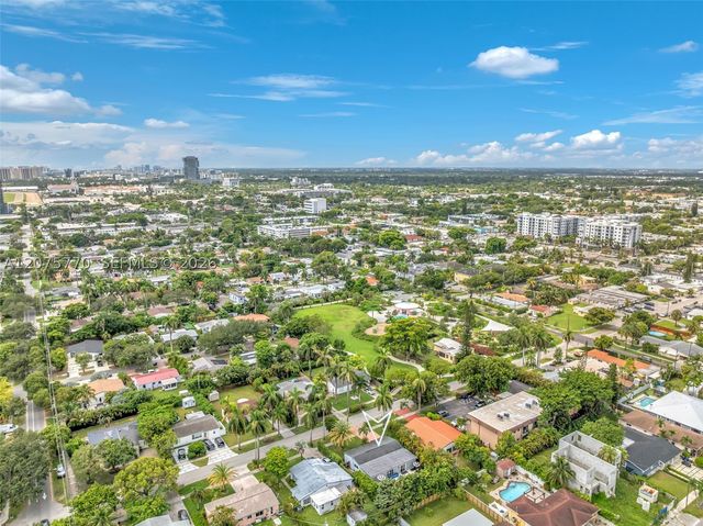 907 NE 5th St, Hallandale Beach, FL 33009