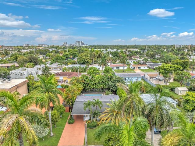 907 NE 5th St, Hallandale Beach, FL 33009