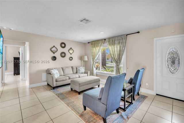 907 NE 5th St, Hallandale Beach, FL 33009