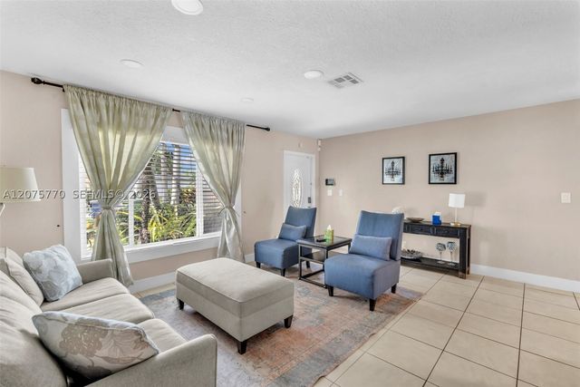 907 NE 5th St, Hallandale Beach, FL 33009