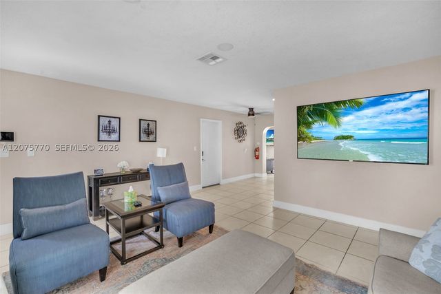 907 NE 5th St, Hallandale Beach, FL 33009