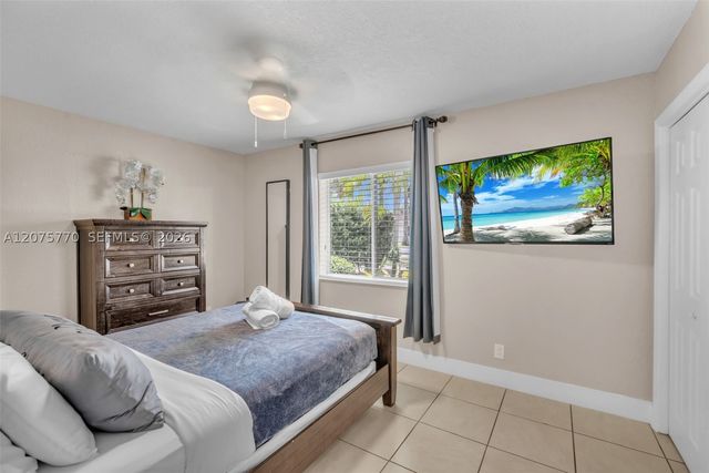 907 NE 5th St, Hallandale Beach, FL 33009