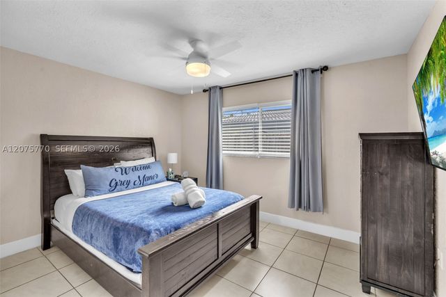 907 NE 5th St, Hallandale Beach, FL 33009