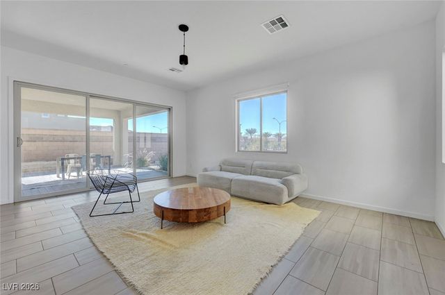 699 Glowing Horizon Street, Henderson, NV 89052