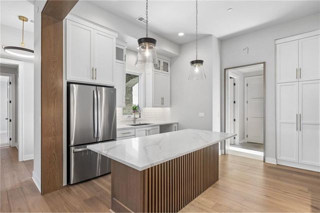 13721 Pembroke Lane, Leawood, KS 66224