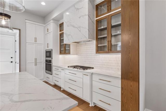 13721 Pembroke Lane, Leawood, KS 66224
