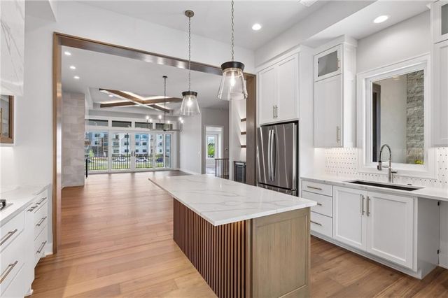 13721 Pembroke Lane, Leawood, KS 66224
