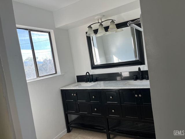 1757 Oswell St, Bakersfield, CA 93306