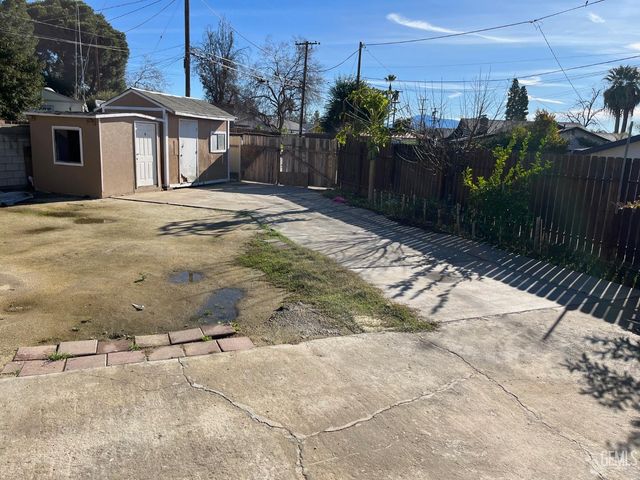 1757 Oswell St, Bakersfield, CA 93306