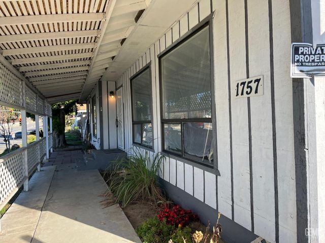 1757 Oswell St, Bakersfield, CA 93306