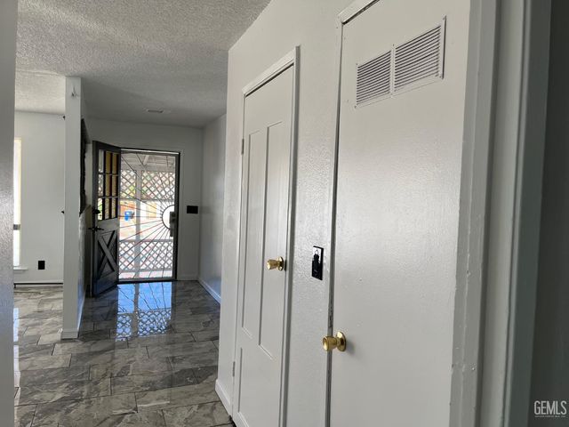 1757 Oswell St, Bakersfield, CA 93306