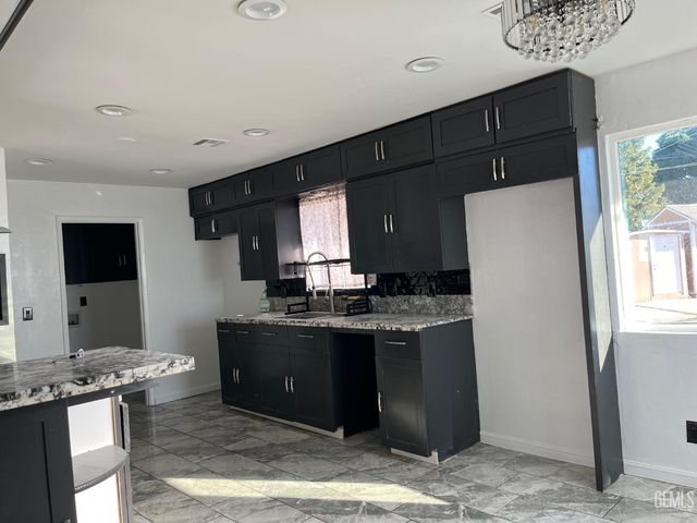 1757 Oswell St, Bakersfield, CA 93306