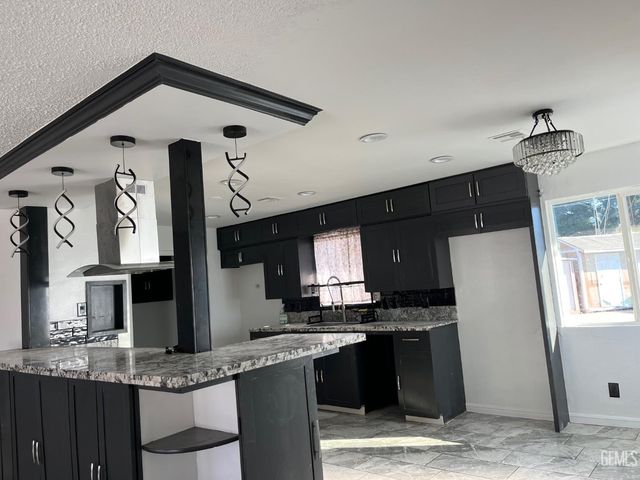 1757 Oswell St, Bakersfield, CA 93306