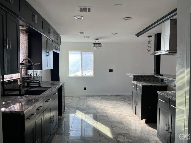 1757 Oswell St, Bakersfield, CA 93306