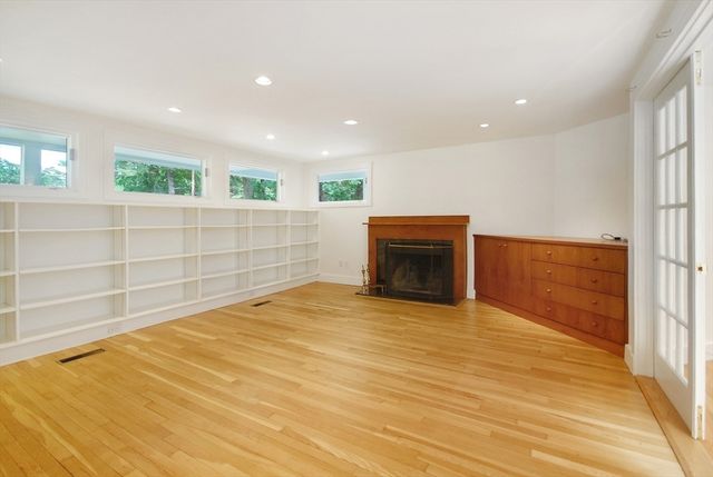 297 Laws Brook Rd, Concord, MA 01742