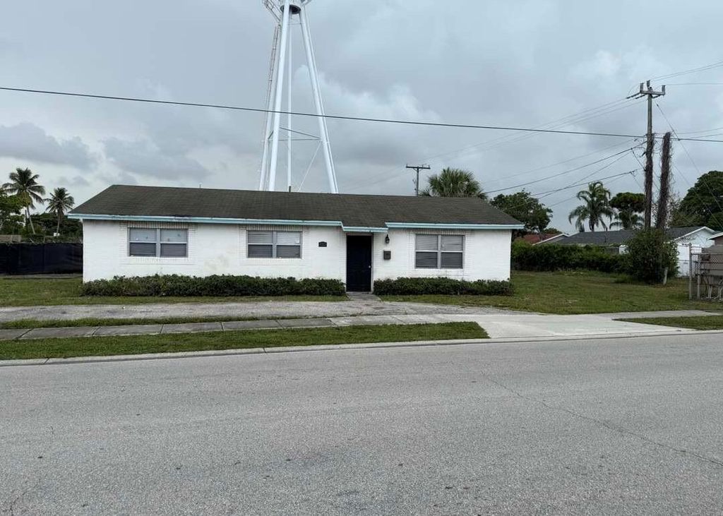 5713 Candlewood Street, Mangonia Park, FL 33407