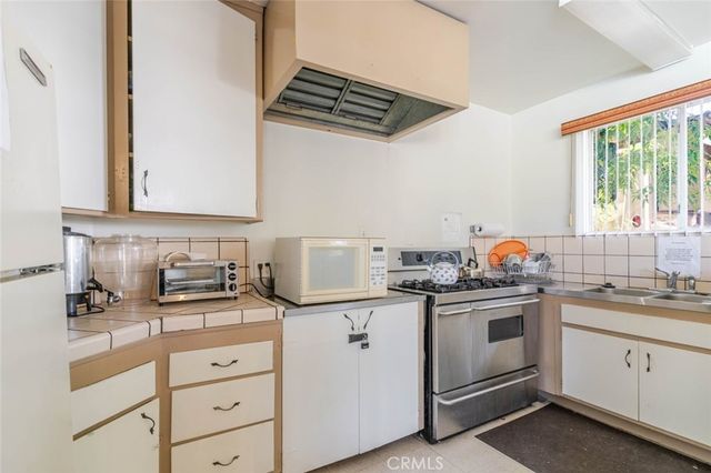 11 Oxford Way, Northridge, CA 91324