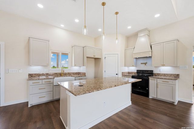 7319 Tiff Nicole Ln, Von Ormy, TX 78073