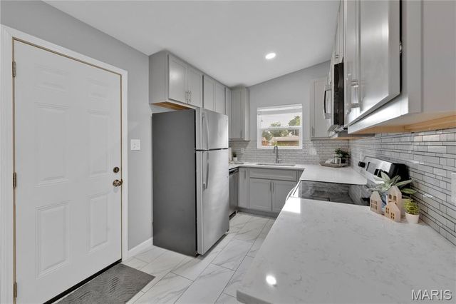 11209 Saint Shawn Lane, St Ann, MO 63074