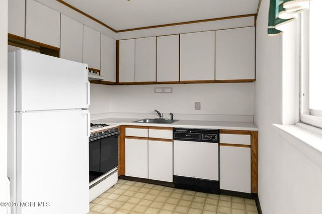 15 Azalea Court B, Eatontown, NJ 07724