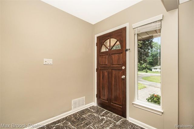 6730 Halyard Road, Bloomfield Hills, MI 48301