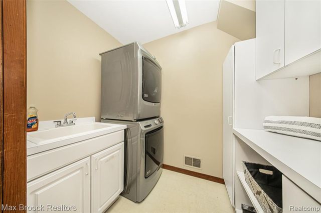 6730 Halyard Road, Bloomfield Hills, MI 48301