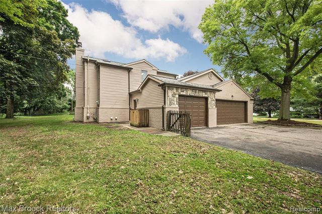 6730 Halyard Road, Bloomfield Hills, MI 48301