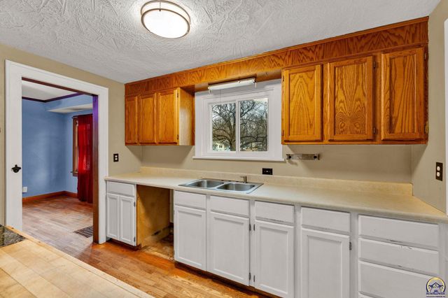 1147 SW Webster AVE, Topeka, KS 66604