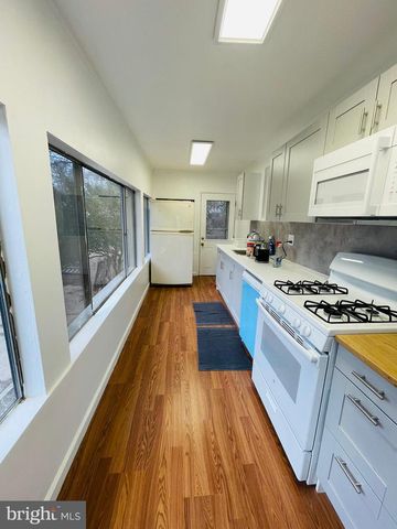 9066 BALTIMORE AVE, College Park, MD 20740