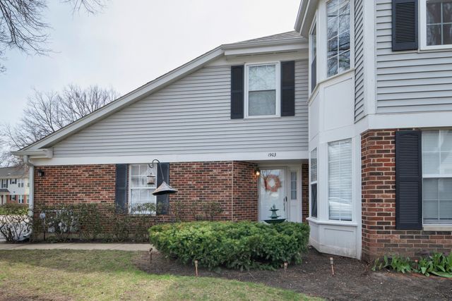 1903 Quaker Hollow Lane, Streamwood, IL 60107