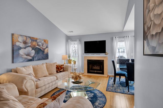 1903 Quaker Hollow Lane, Streamwood, IL 60107