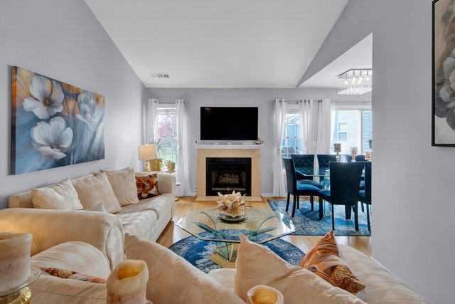 1903 Quaker Hollow Lane, Streamwood, IL 60107