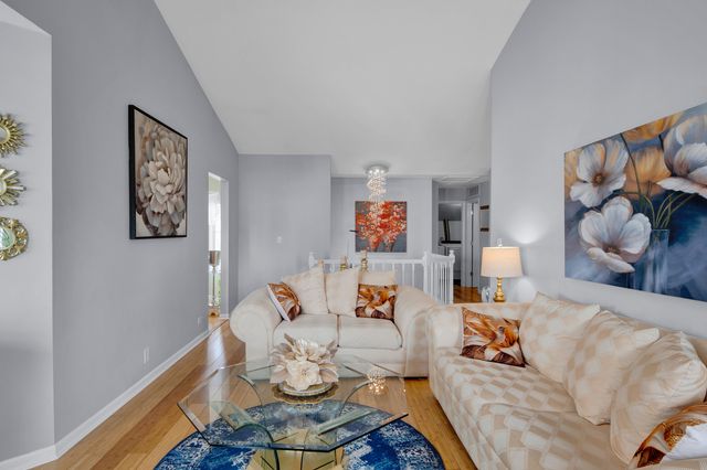 1903 Quaker Hollow Lane, Streamwood, IL 60107