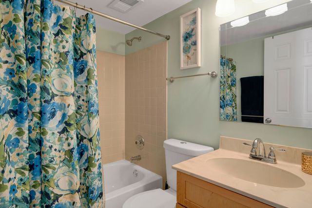 1903 Quaker Hollow Lane, Streamwood, IL 60107