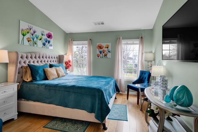 1903 Quaker Hollow Lane, Streamwood, IL 60107