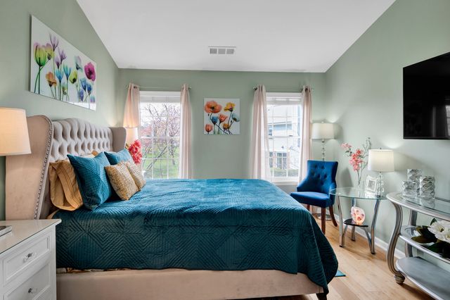 1903 Quaker Hollow Lane, Streamwood, IL 60107