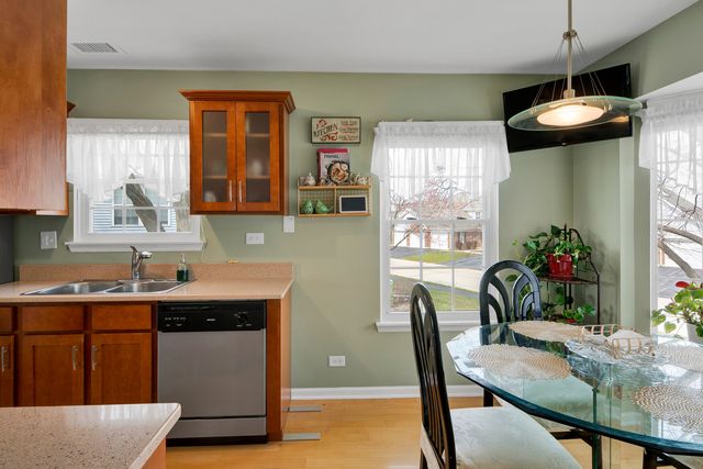 1903 Quaker Hollow Lane, Streamwood, IL 60107