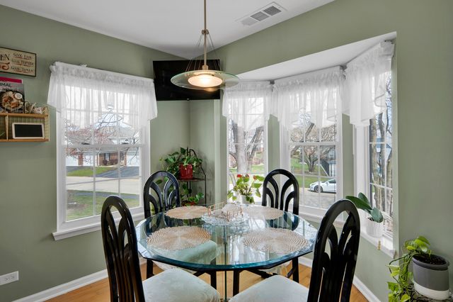 1903 Quaker Hollow Lane, Streamwood, IL 60107