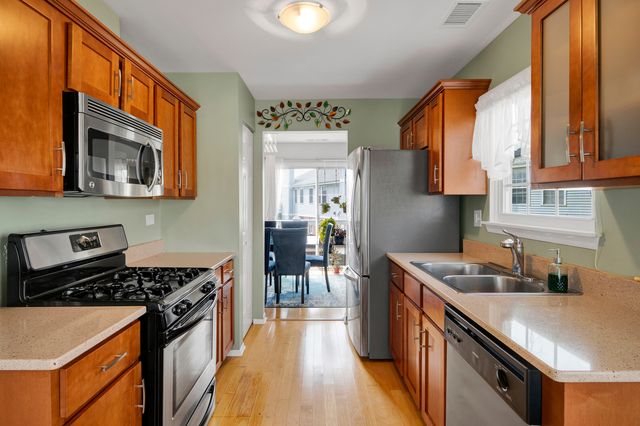 1903 Quaker Hollow Lane, Streamwood, IL 60107