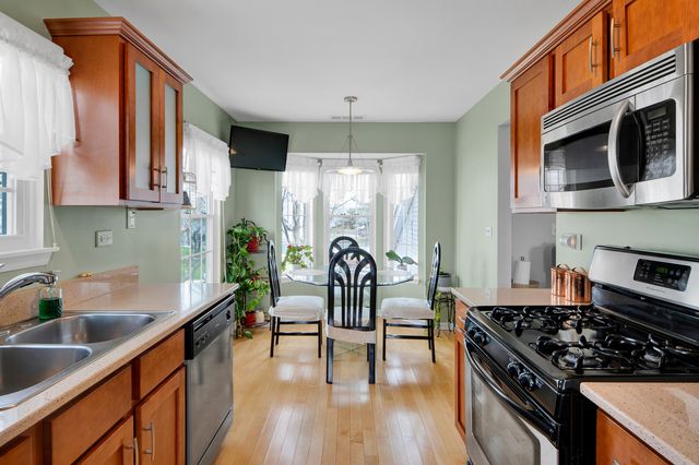 1903 Quaker Hollow Lane, Streamwood, IL 60107