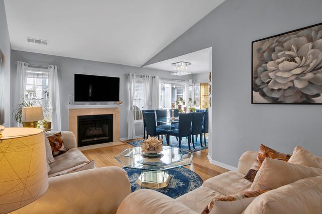 1903 Quaker Hollow Lane, Streamwood, IL 60107