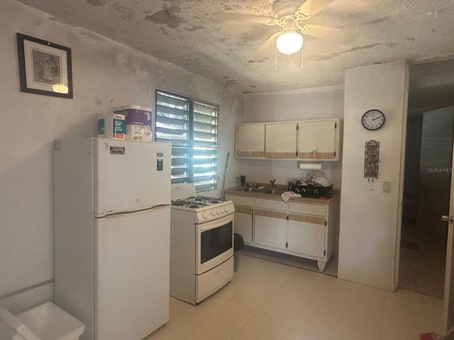 A URB. LA ESMERALDA, Caguas, PR 00727