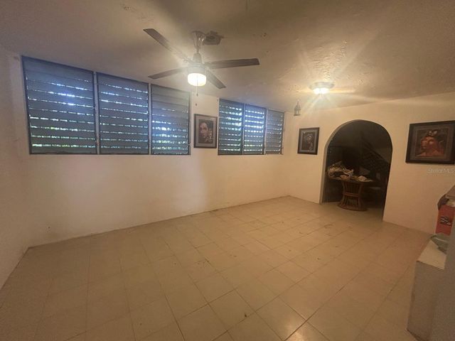 A URB. LA ESMERALDA, Caguas, PR 00727